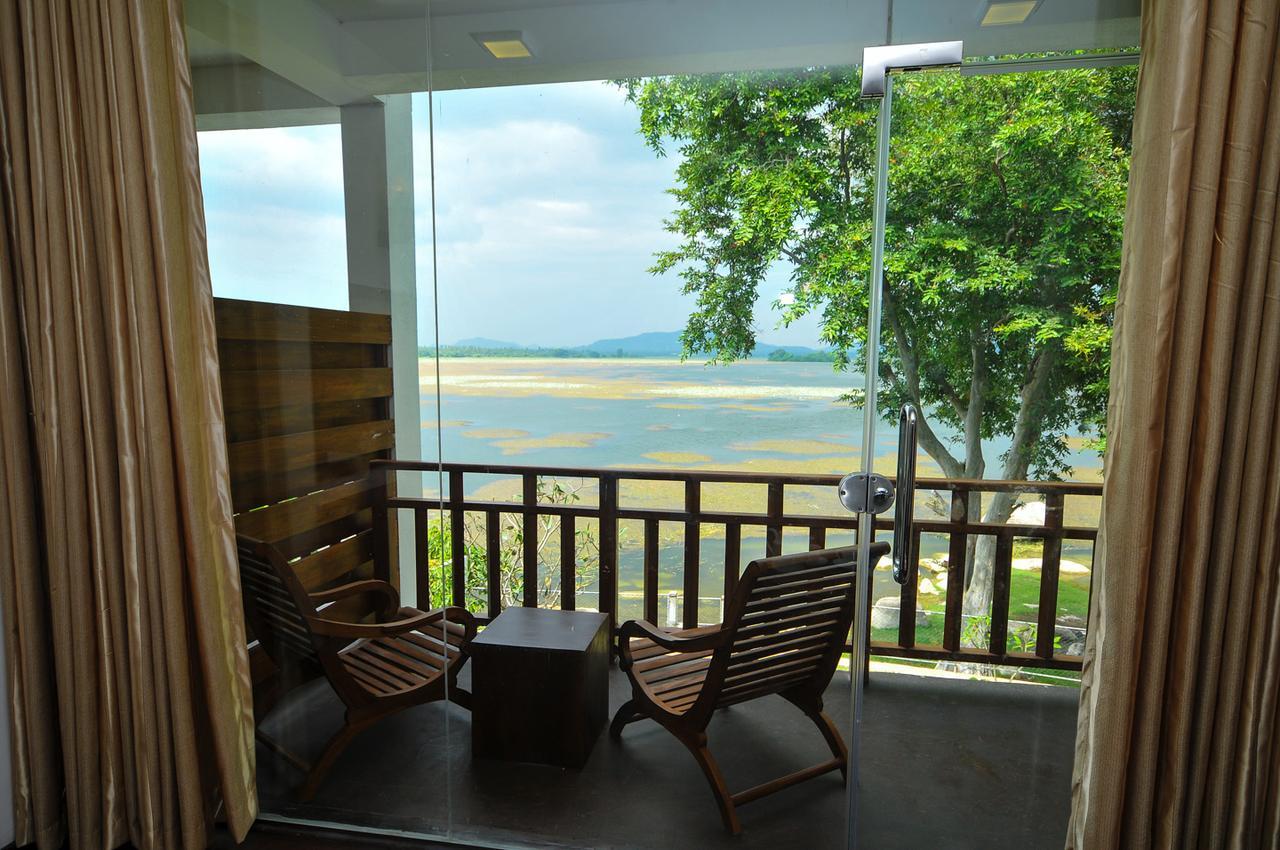 Yala Oga Reach Hotel Тиссамахарама Экстерьер фото