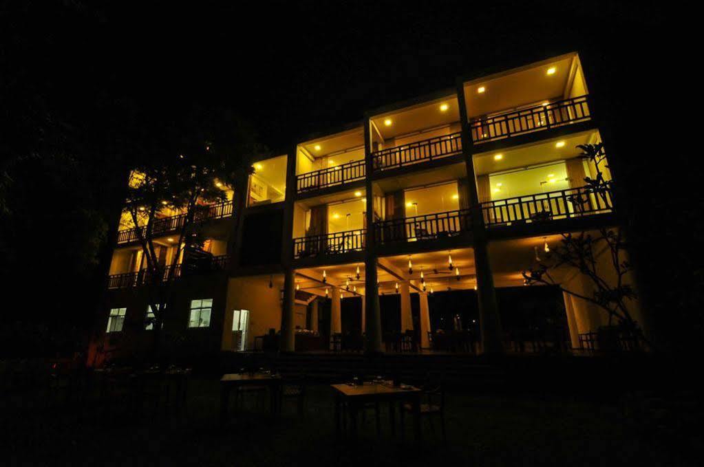 Yala Oga Reach Hotel Тиссамахарама Экстерьер фото